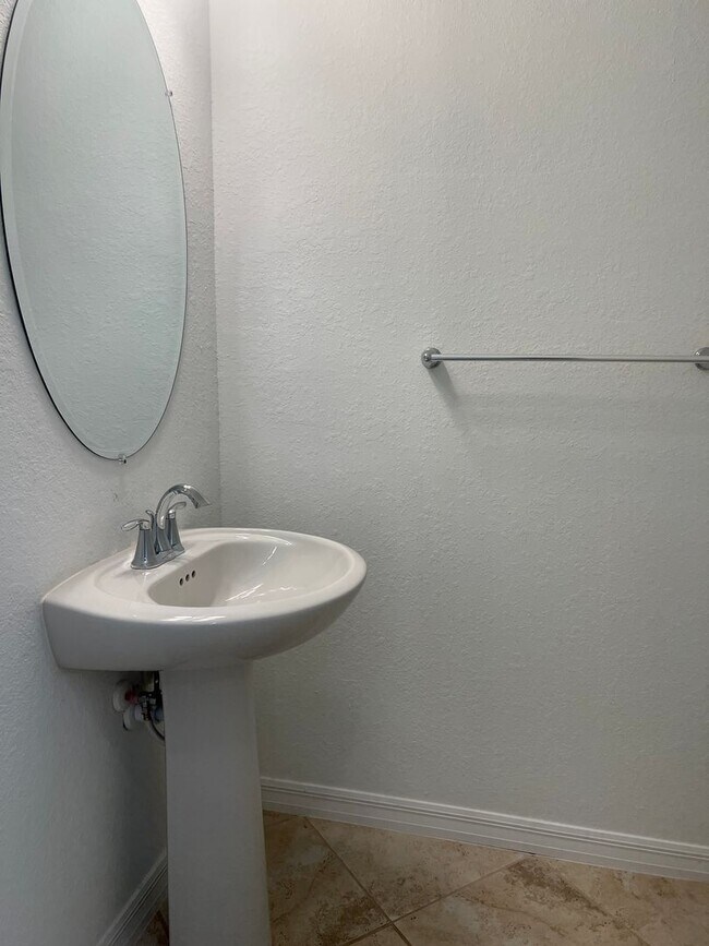 Building Photo - 3BR/2.5BA/1CG Townhome in Gran Paradiso