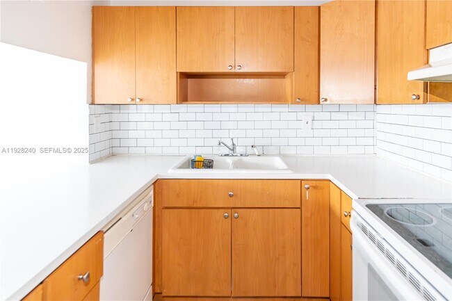 Building Photo - 10000 NW 80th Ct