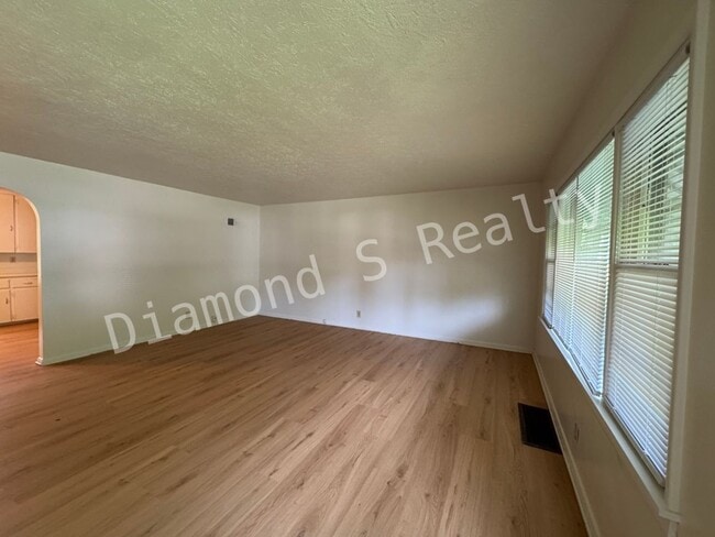 Building Photo - Cute 2 Bedroom Home Located Near Fort & Su...