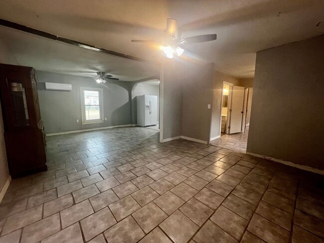 Building Photo - 3 Bedroom in Slaton
