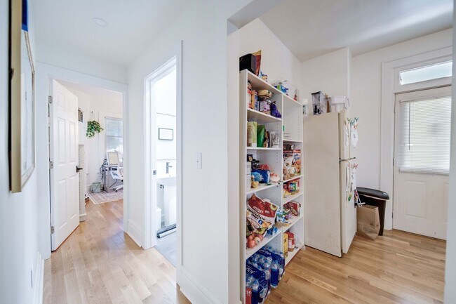 Building Photo - Ultimate 6-Bedroom House with Spacious Liv...
