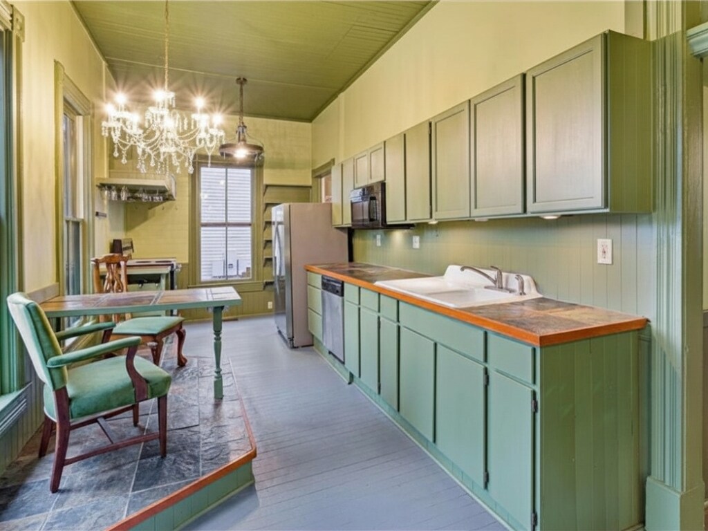 Building Photo - 212 W 40th St