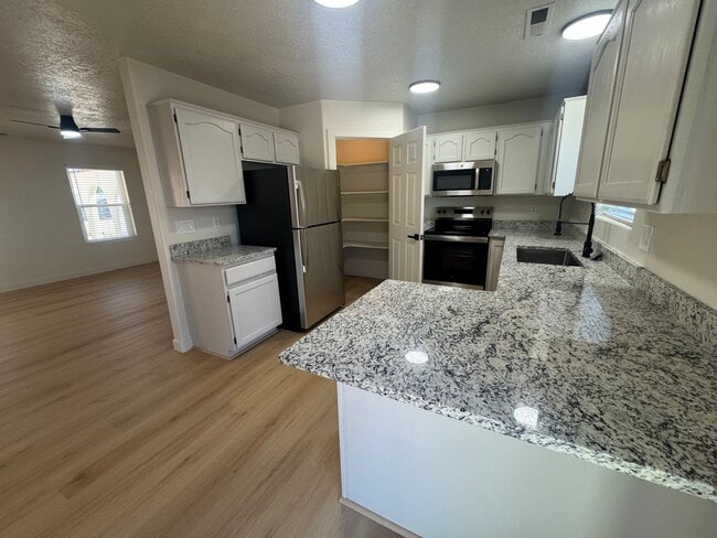Building Photo - 75 E Roundy Mountain Rd