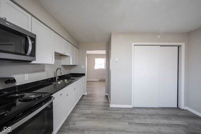 Building Photo - 570 US-52