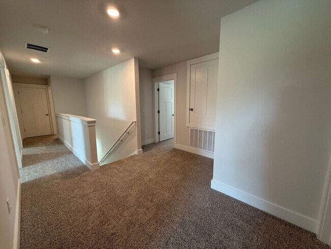 Building Photo - Gulf Breeze - Deer Ridge Crossing - 4 bedroom, 2.5 bathroom - New Construction