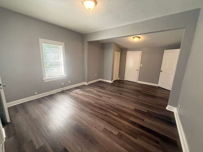 Building Photo - Updated 4/2 Ready for Immediate Move-In