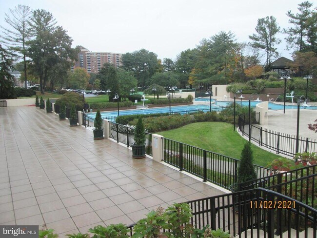 Building Photo - 203 Yoakum Pkwy