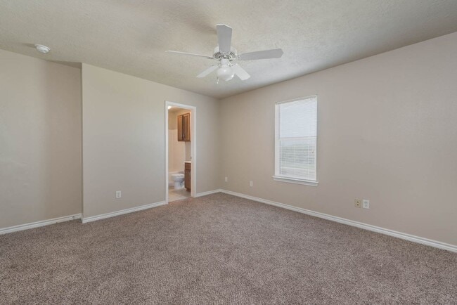 Building Photo - Spacious 4 Bed, 3 Bath Minutes from Campus!