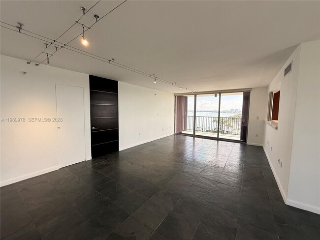 Building Photo - 801 N Venetian Dr