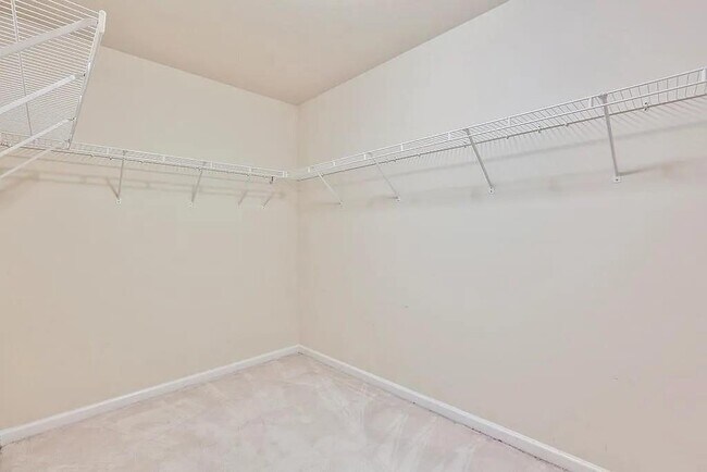 Building Photo - 1504 Longmont Dr