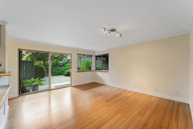 Building Photo - 2Bd/1Ba Seattle Condo