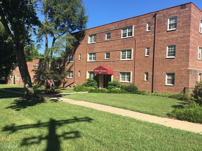 Building Photo - 2100 Hildarose Dr