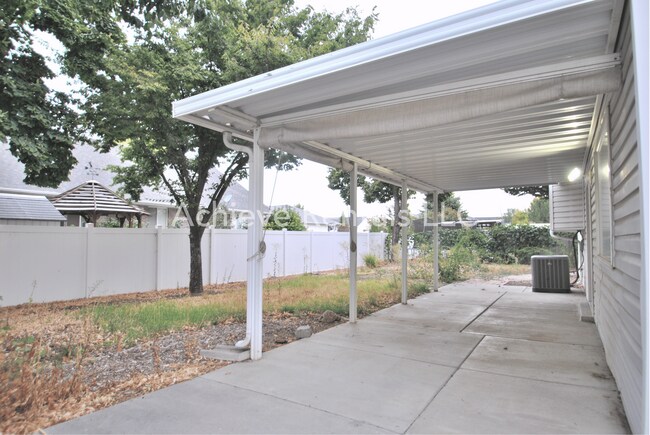 Building Photo - 587 N 1775 W