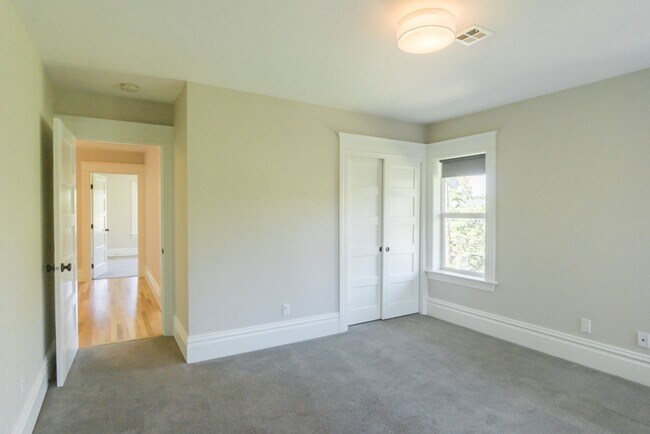 Building Photo - 6bd/3.75ba Seattle Home