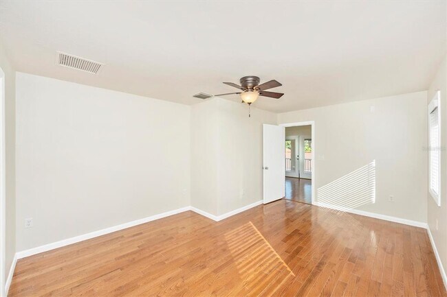 Building Photo - 907 Riviera St