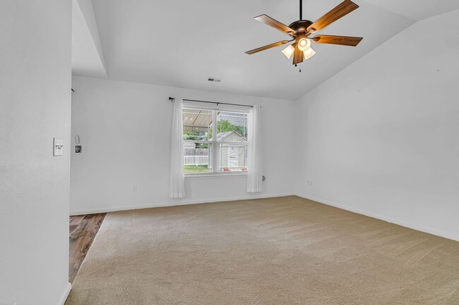 Building Photo - 3 bedroom 2 bath 2 Car Garage with fenced yard  for rent, Hollister, MO