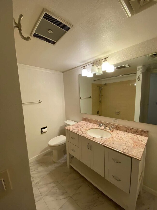 Building Photo - 800 F St