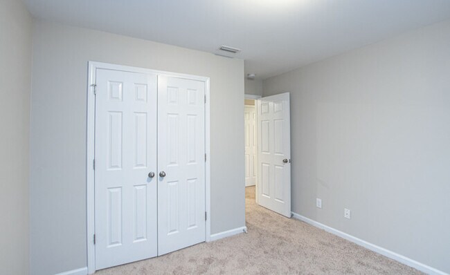 Building Photo - Stunning 3-Bedroom in Northwestern School District with Pool Access & Garage | AUGUST MOVE IN SPE...