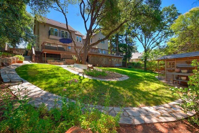 Building Photo - 12422 Homestead Way