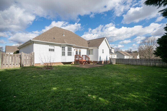 Building Photo - 1105 McDonough Cir