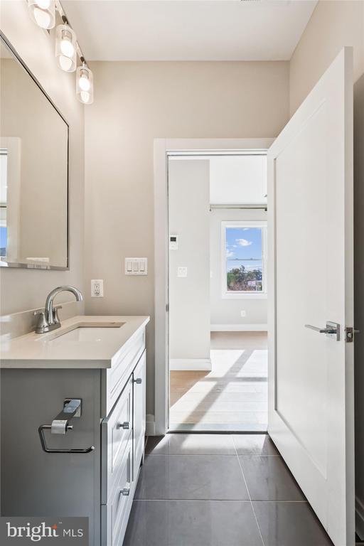 Building Photo - 1102 Staples St NE