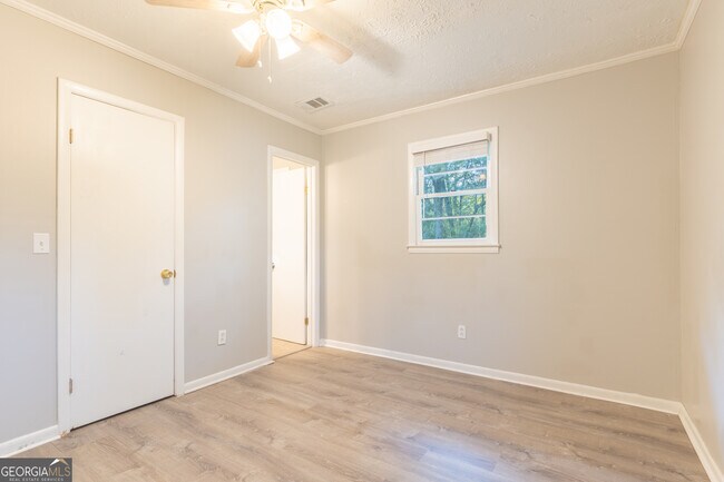 Building Photo - 2290 Pinetree Ln NE