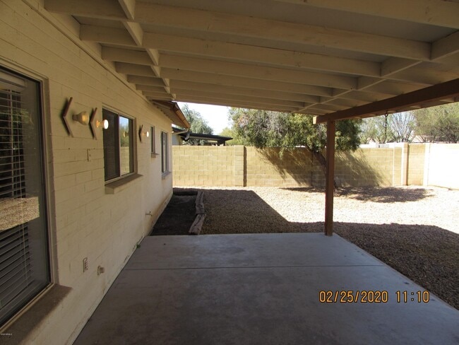 Building Photo - 1020 W La Jolla Dr