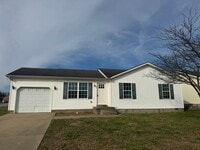 Building Photo - Spacious 3 bedroom, two bathroom home close to GM, Magna and Industrial Park