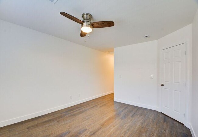 Building Photo - Renovated and Modern. This fantastic 2br in a gated community in Silverado Ranch has all the amen...