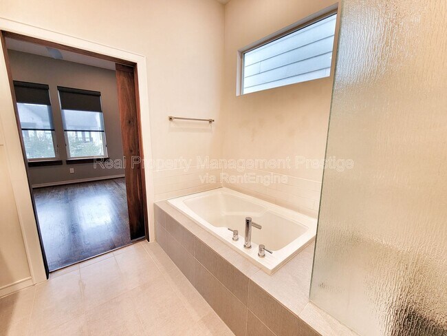 Building Photo - 1324 Delano St