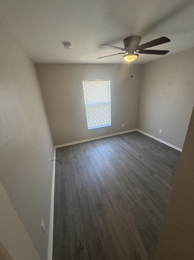 Building Photo - 2412 Vernon Ave S