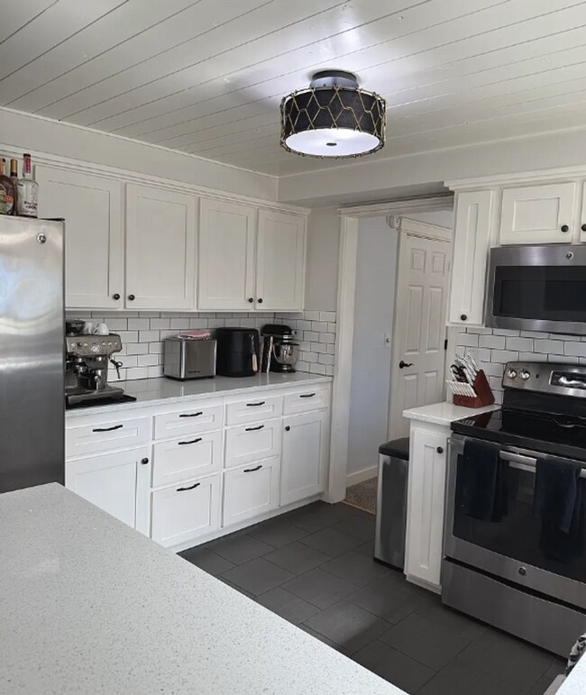 Building Photo - Beautifully Updated 3-Bedroom Home in the River Road Area!