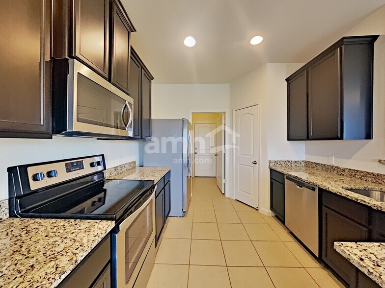 Building Photo - 12882 Cedarcreek Trail