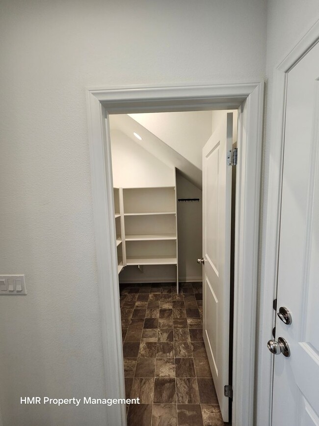 Building Photo - Beautiful two story 5 bedroom in ontario R...
