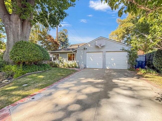Building Photo - 527 Hilbar Ln