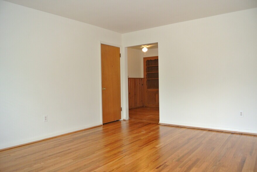 living room view into dining/desk area - 2935 Linwood Ave