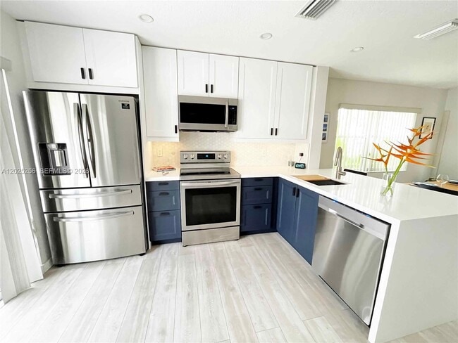 Building Photo - 9832 NW 9th Ct