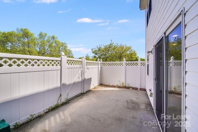 Building Photo - 17125 Greenlawn Hills Ct