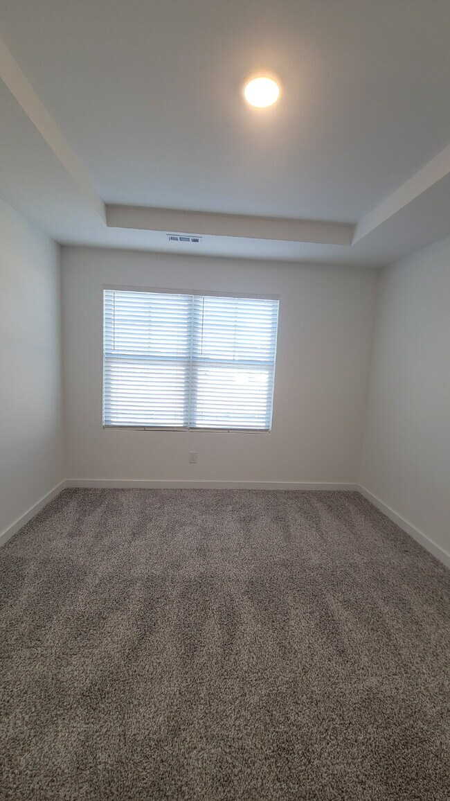 Building Photo - "Charming Newly built 3-Bed Townhouse Retreat with Granite Elegance in Prime Huntsville Location!"
