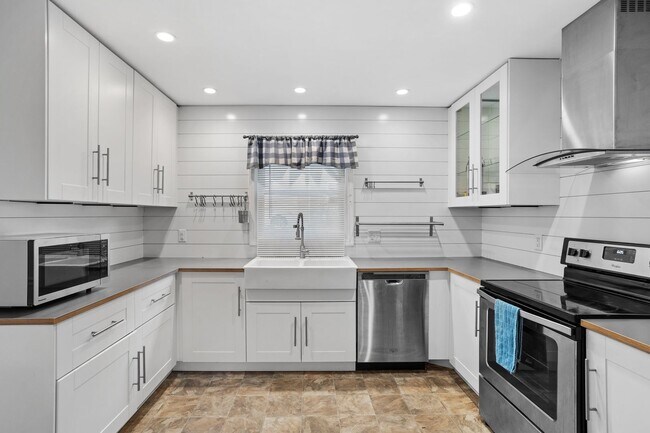 Building Photo - Spacious 4-Bedroom Home with Fenced Yard in Hampton Woods