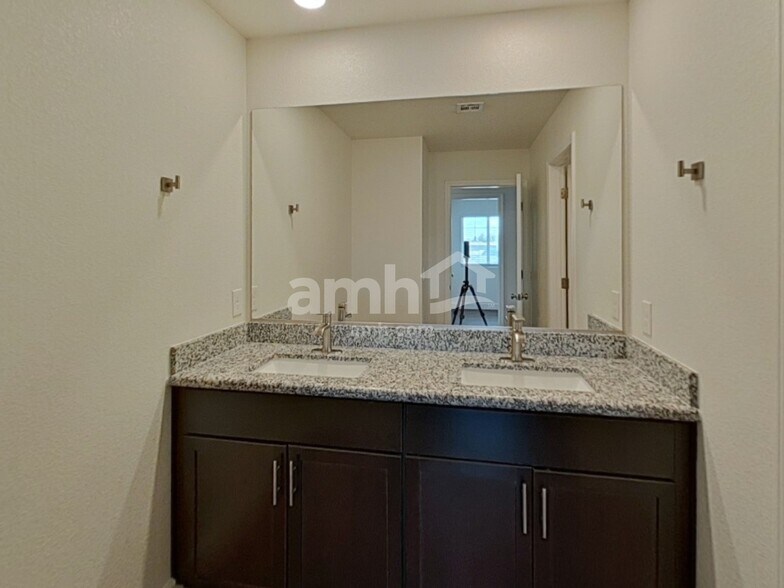 Building Photo - 1710 Viaggio Ave