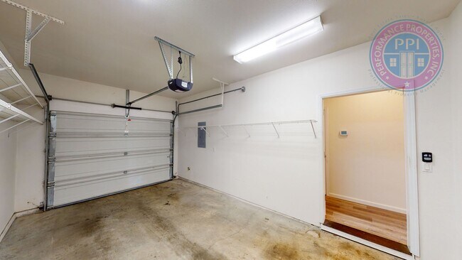 Building Photo - Updated Beatiful Townhome! Large open Kitc...