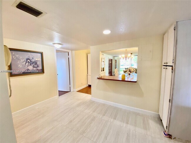 Building Photo - 671 S Hollybrook Dr