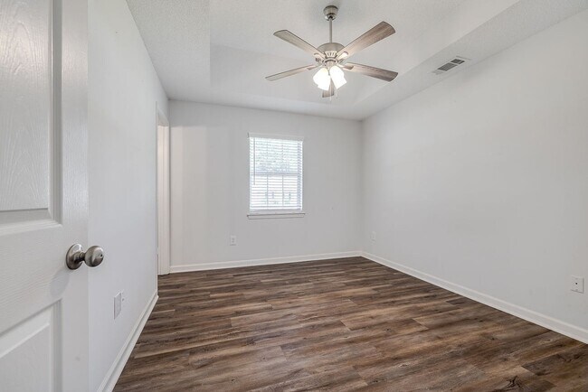 Building Photo - Updated 3BR Home with Fenced Yard in the H...