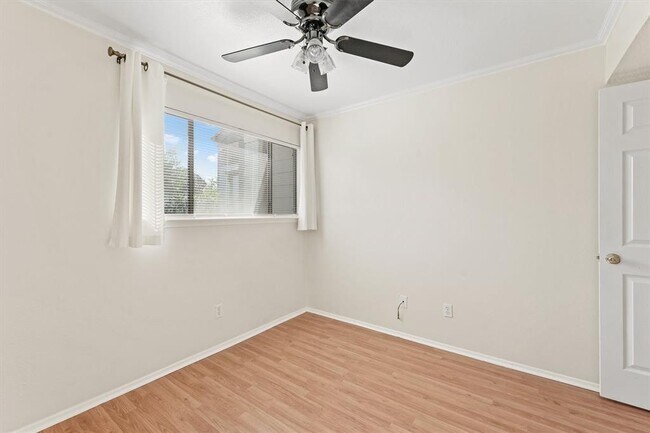 Building Photo - 7144 N Holiday Dr