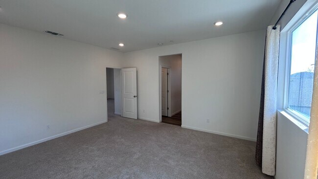 Building Photo - 577 Bedfordshire Dr