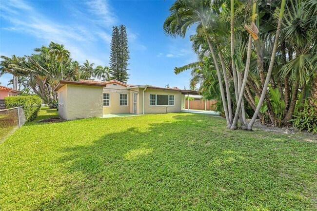 Building Photo - 1520 NE 108th St