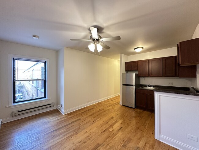 Building Photo - 824 W Cornelia