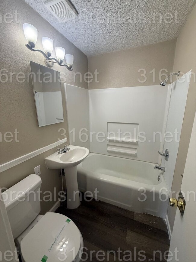 Building Photo - $1445 - 4 bedroom/ 2 bathroom - Single Family Home