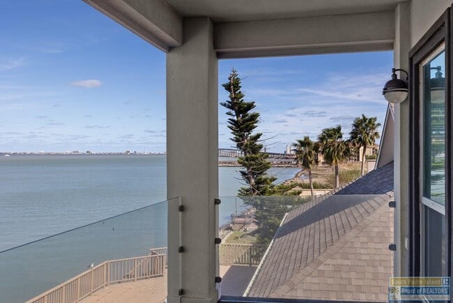 Building Photo - 618 N Shore Dr